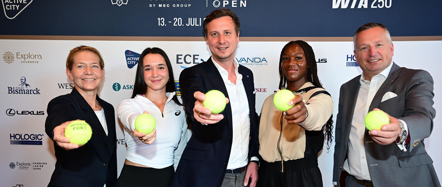 v.l. Turnierdirektorin Sandra Reichel, Evy Lys (Deutschland), Dr. Jonas Leder (Direktor Landessportamt Hamburg), Noma Noha Akugue (Deutschland), Nils Kahn (Leitung der Reederei MSC Germany)
Hamburg, 11.07.2025, Tennis, WTA 250, MSC Hamburg Ladies Open 2025, Pressekonferenz