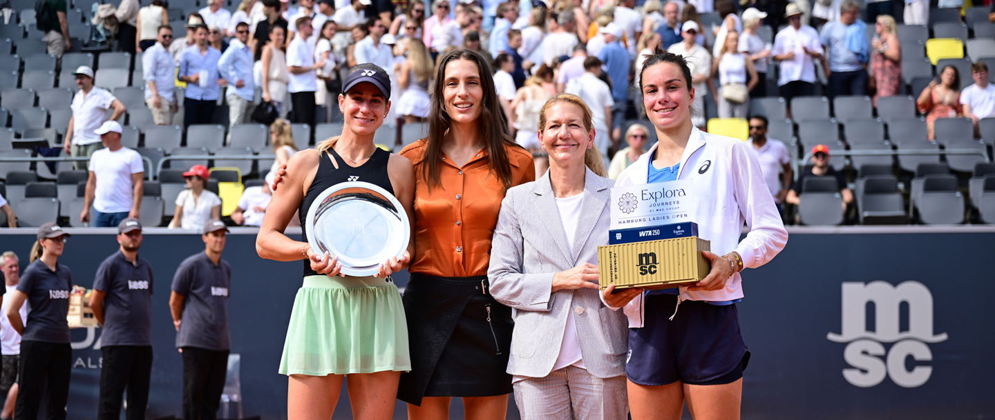 v.l. Anna Bondar (Ungarn), Turnierbotschafterin Andrea Petkovic, Turnierdirektorin Sandra Reichel, Siegerin Lois Boisson (Frankreich)
Hamburg, 20.07.2025, Tennis, WTA 250, MSC Hamburg Ladies Open 2025, Finale, Damen, Einzel