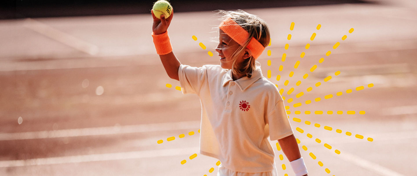 Kleiner Junge spielt Tennis in der Sonne.