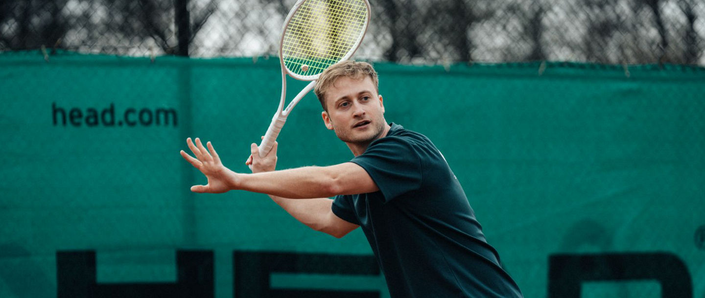 Tennisspieler spielt Vorhand