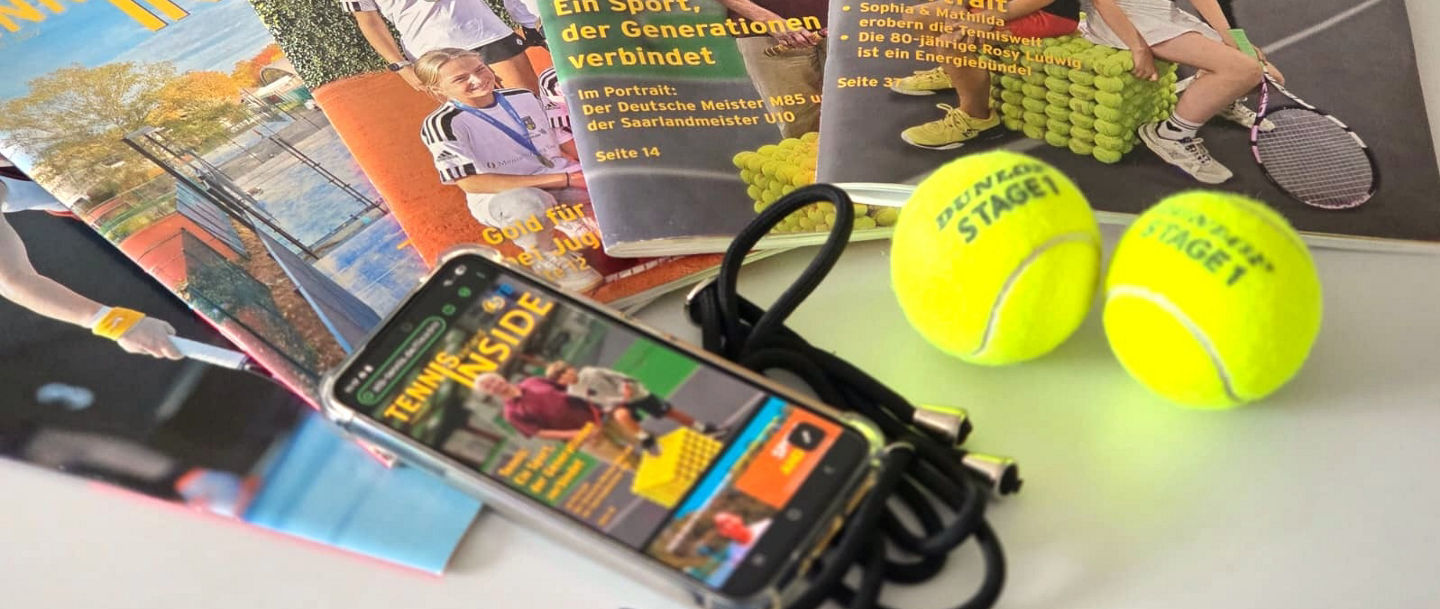 Tennis Inside Ausgaben der letzten Jahre aufgefächert auf einem Tisch