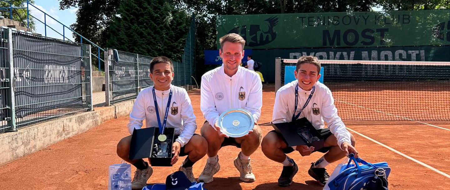 Grinsende Jungs mit Trainer