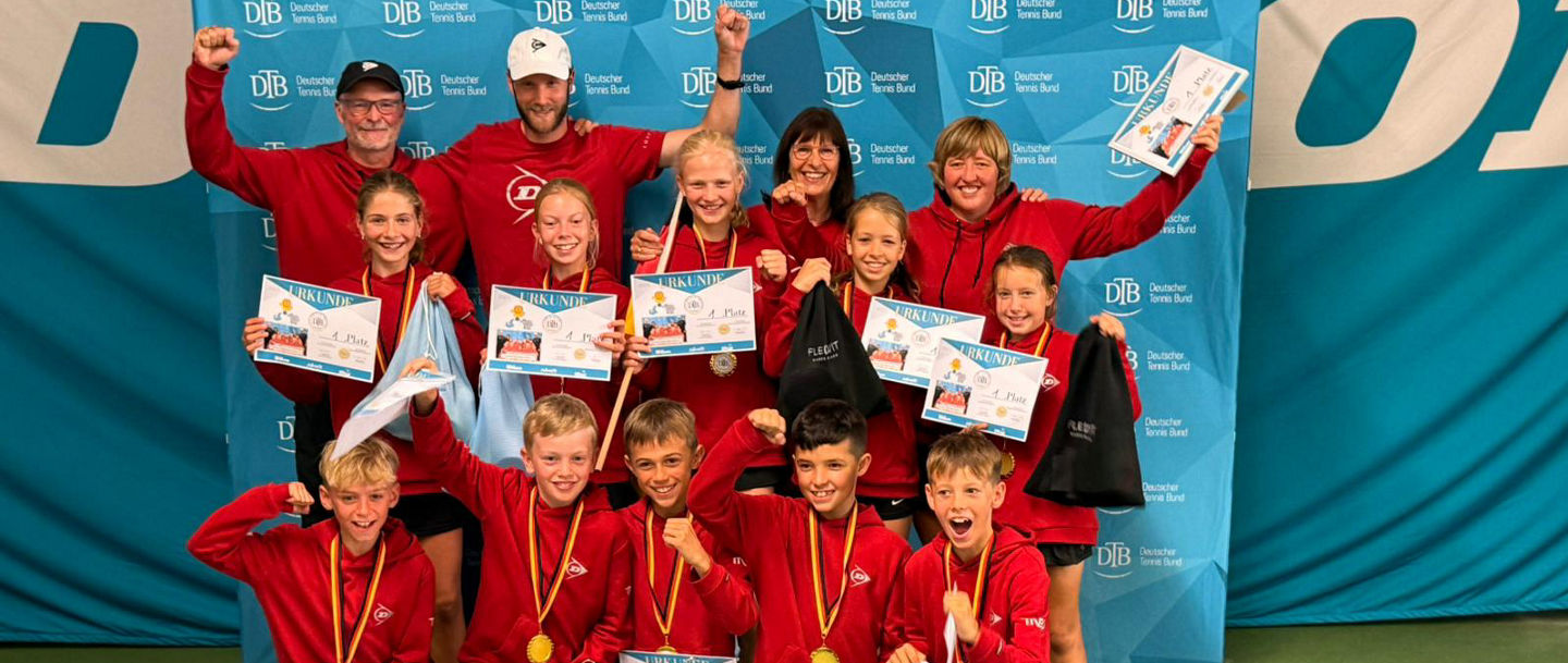 Freudige Kinder und Trainer