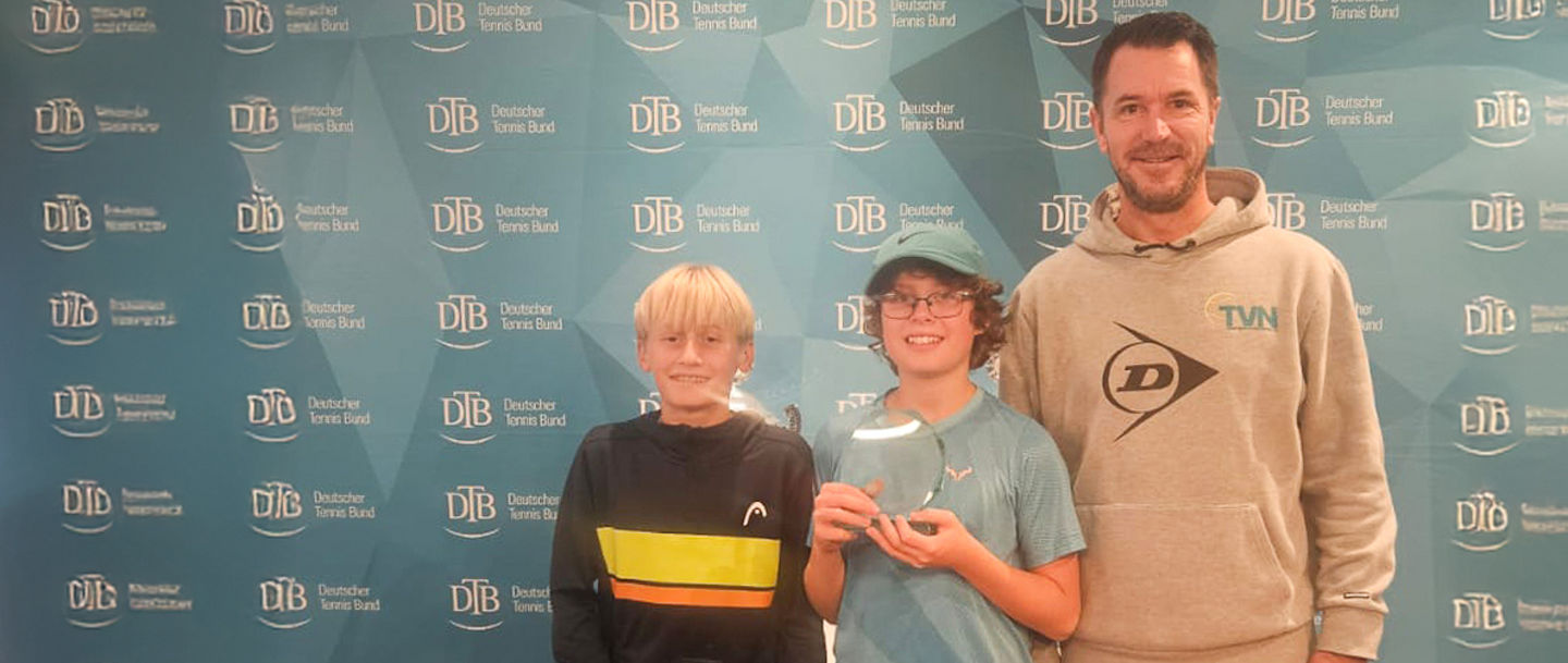 Janne Kruth und Tim Richard freuen sich gemeinsam mit Verbandstrainer Torsten Wolff über ein starkes Turnier.