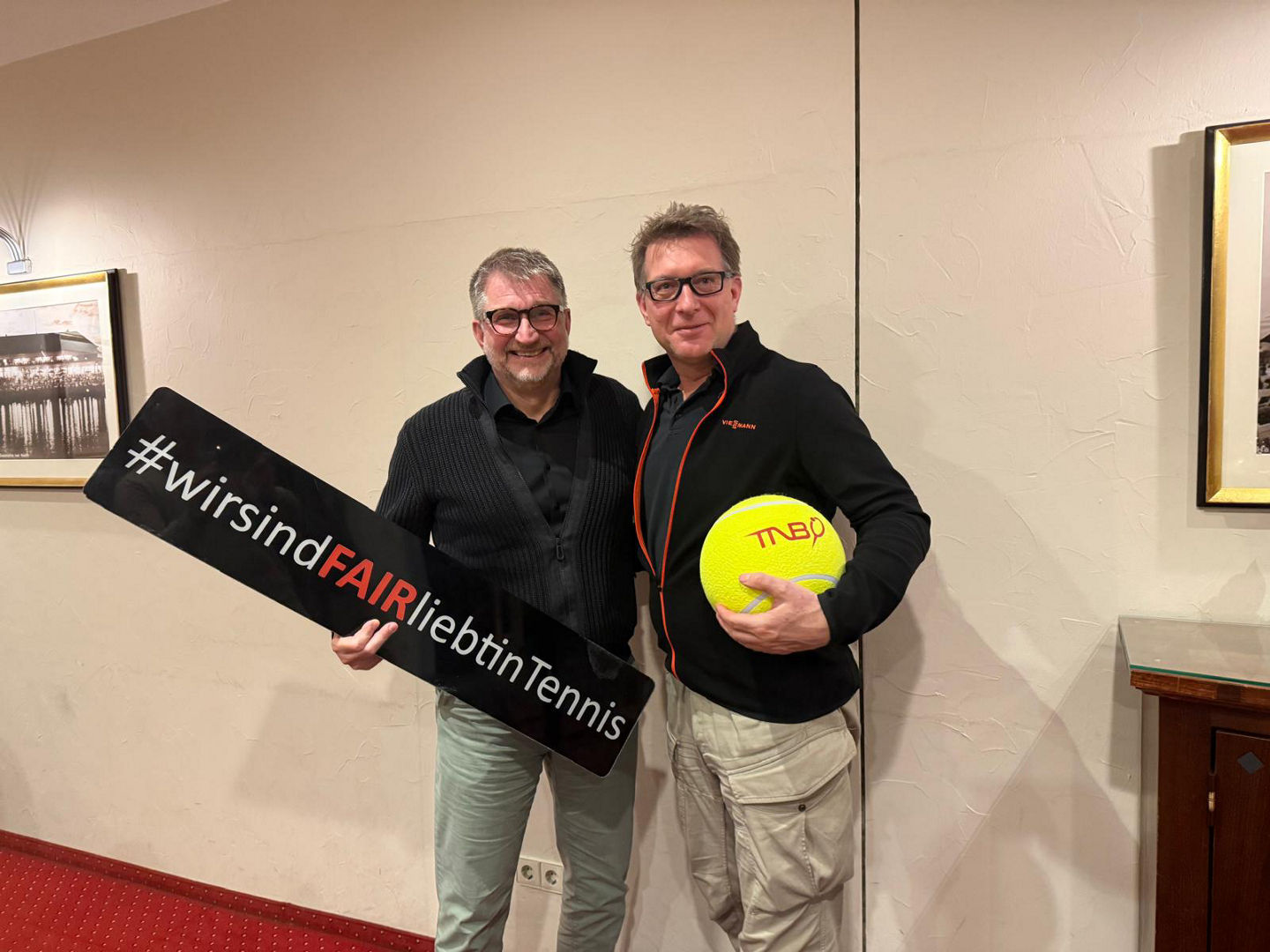 v.l.n.r.: TNB Geschäftsführer Michael Wenkel und Kay Glenewinkel Niederlassungsleiter in Hannover und Ansprechpartner von Viessmann Climate Solutions.