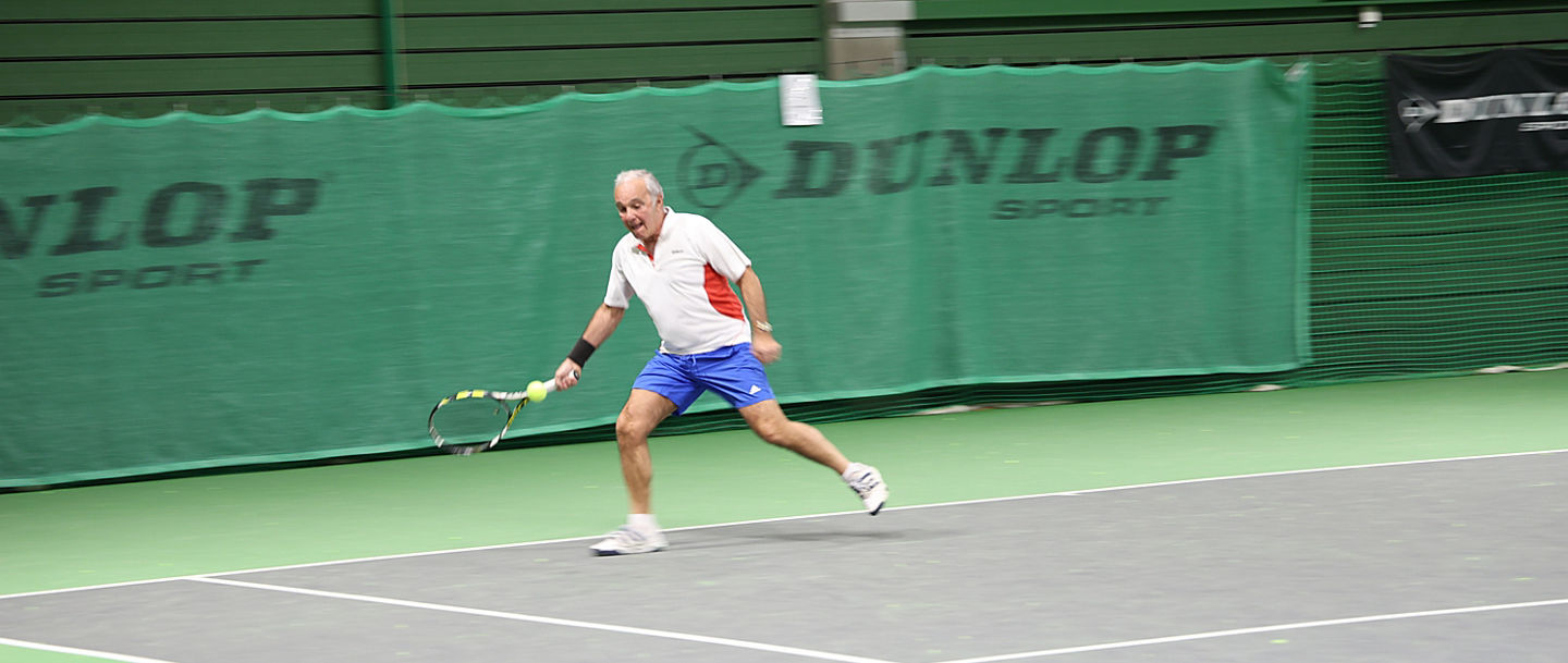 Senior beim Einzelmatch, schlägt die Vorhand