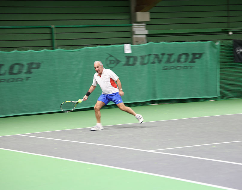 Senior beim Einzelmatch, schlägt die Vorhand