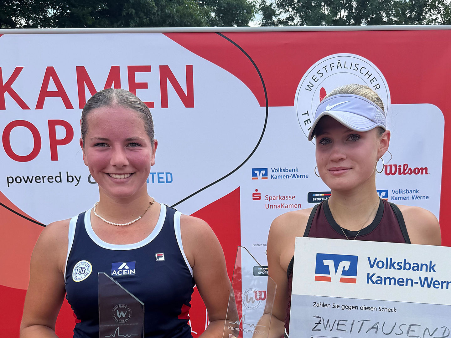 Ida Wobker (links) und Mariella Thamm bestritten möglicherweise eines der jüngsten Finals auf der ITF-Tour.
