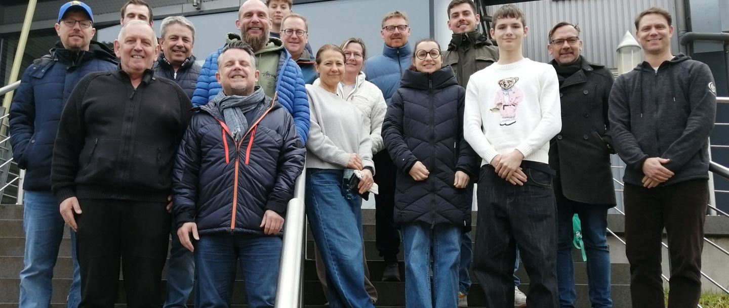Gruppenfoto der neu ausgebildeten Oberschiedsrichter:innen auf der Treppe vor der Mensa am Sportcampus Saar