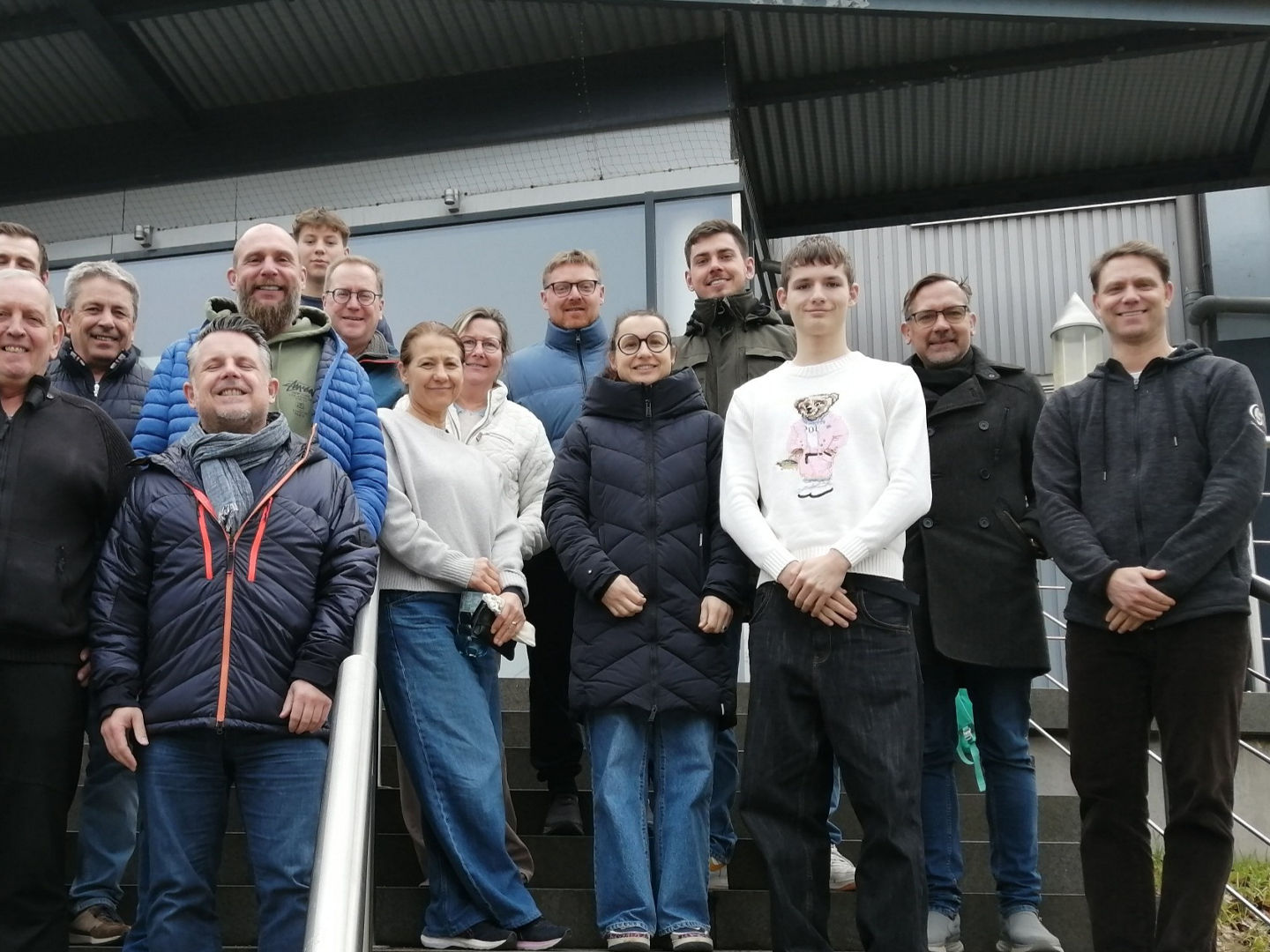 Gruppenfoto der neu ausgebildeten Oberschiedsrichter:innen auf der Treppe vor der Mensa am Sportcampus Saar