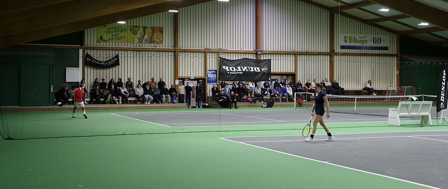 Tennishalle des STB mit Spielern während den Matches