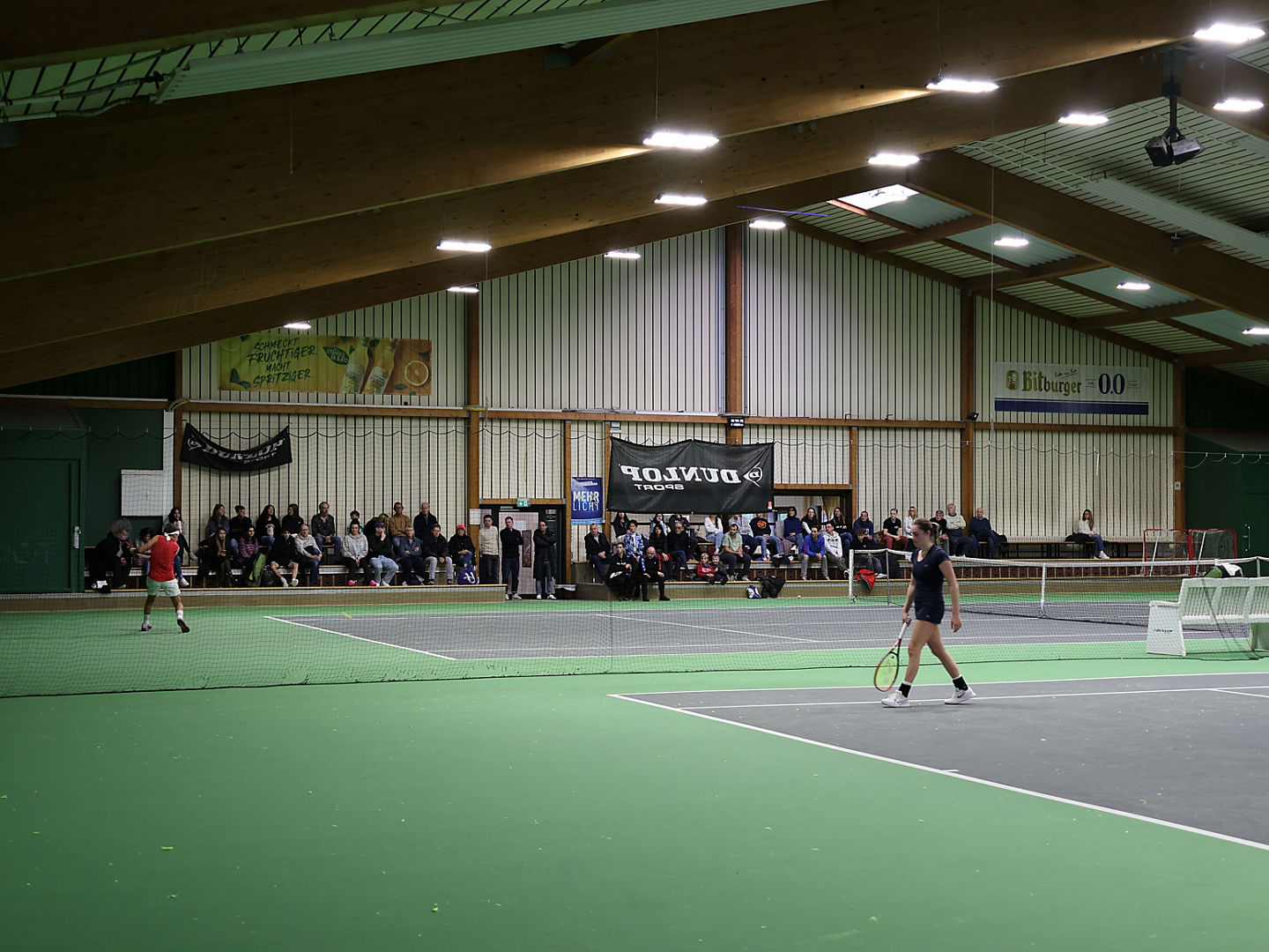 Tennishalle des STB mit Spielern während den Matches
