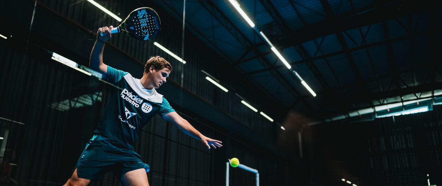 Matthias Wunner schlägt auf einem Padelplatz auf