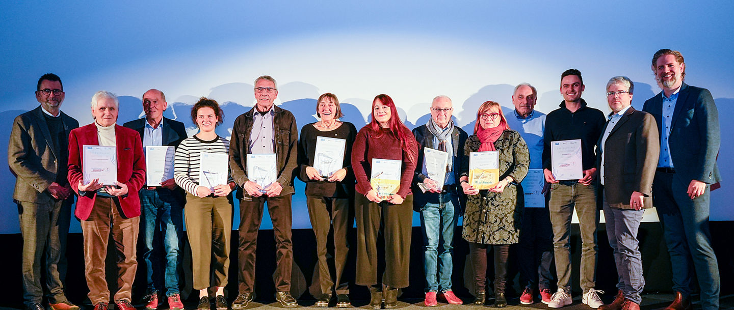 Preisträger:innen des Ehrenamtspreises auf der Bühne in einer Reihe  aufgestellt