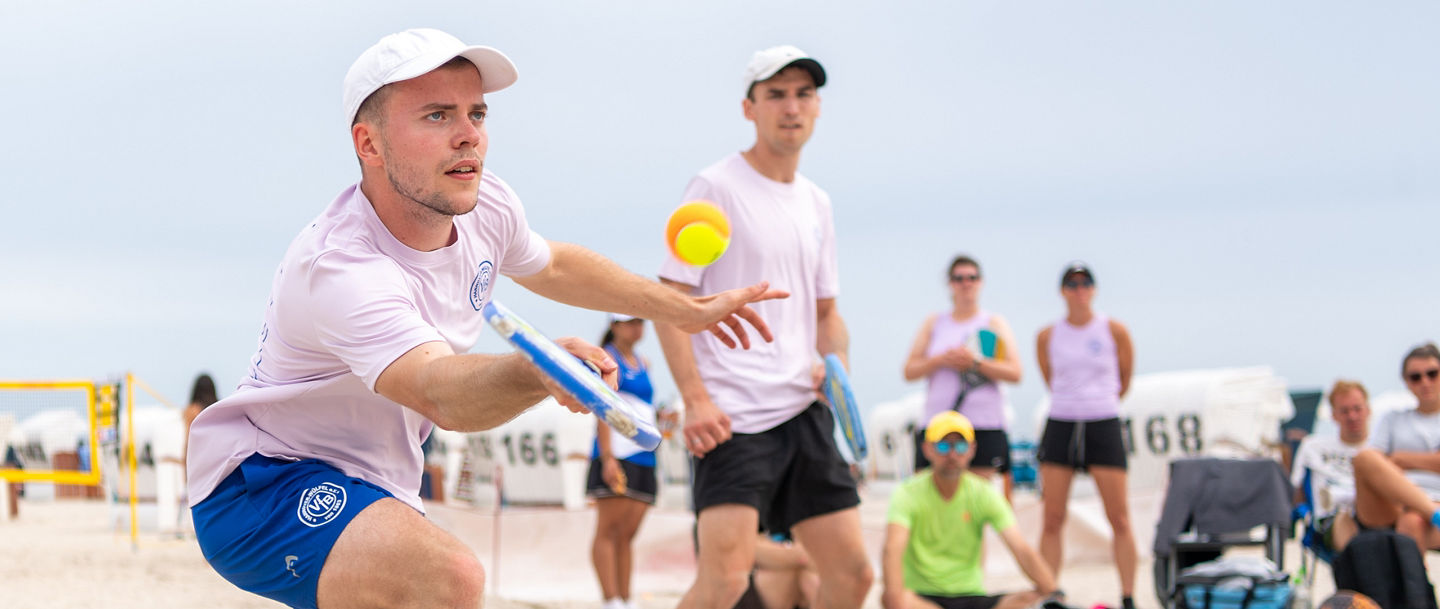 Beach Tennis im Sand