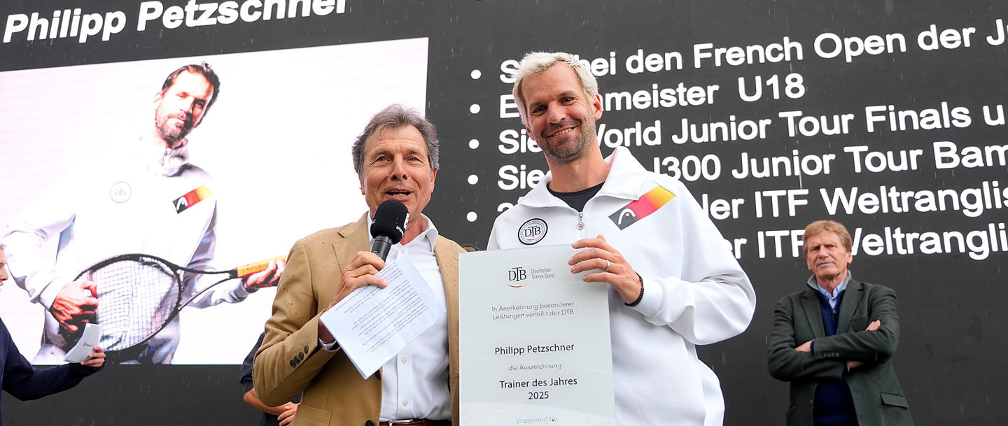 Philipp Petzschner bekam den Award von DTB-Vizepräsident Helmut Schmidbauer überreicht. 