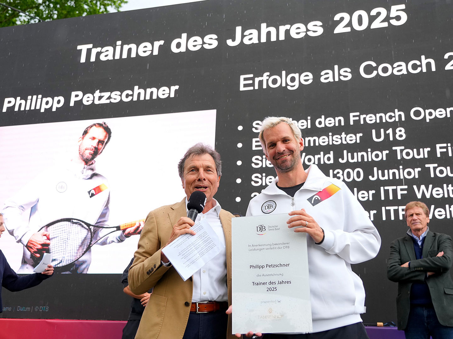 Philipp Petzschner bekam den Award von DTB-Vizepräsident Helmut Schmidbauer überreicht. 