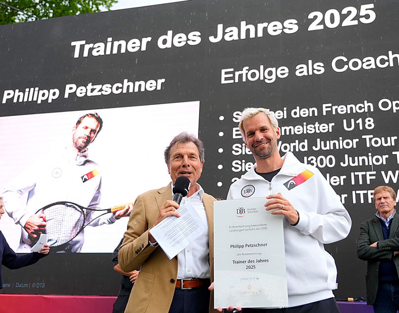 Philipp Petzschner bekam den Award von DTB-Vizepräsident Helmut Schmidbauer überreicht. 