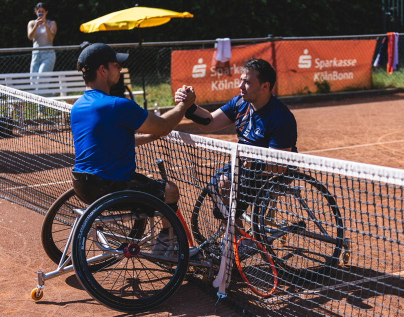 Handschlag am Netz bei den Deutschen Rollstuhltennismeisterschaften 2023. Fotograf Mika Volkmann