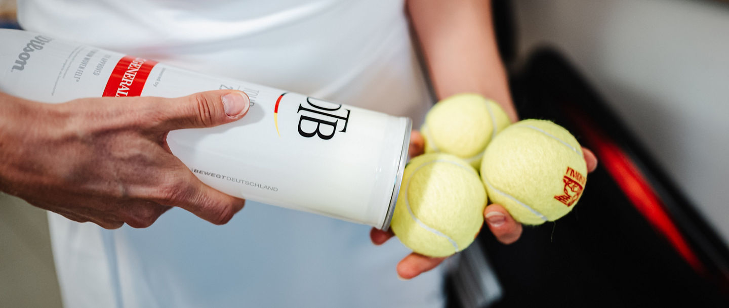 Drei Tennisbälle aus der Dose