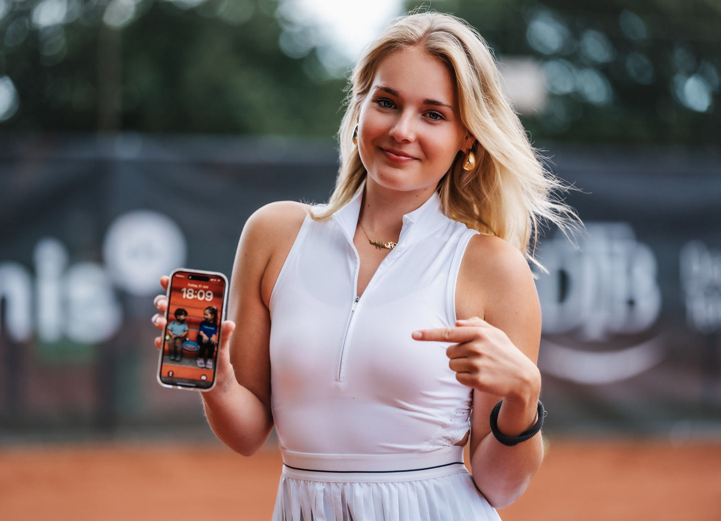 Deutsche Spieler gucken auf ein Handy