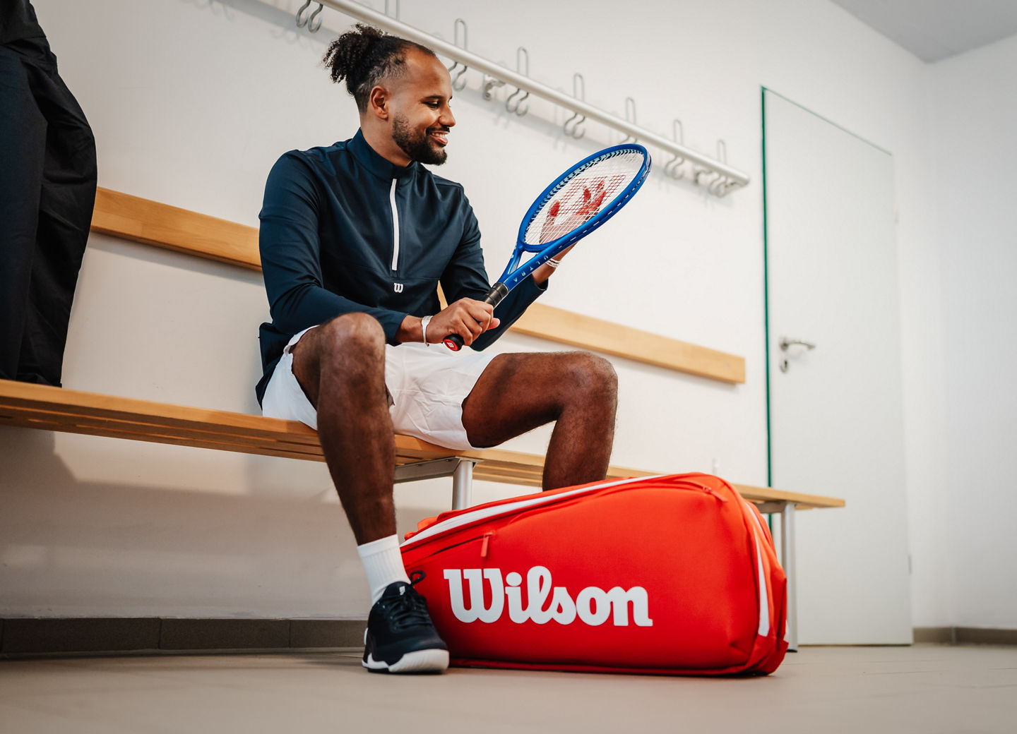 Tennisspieler mit Tennisschläger in der Kabine