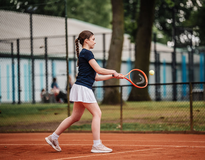 Spielerin scghlägt den Ball.