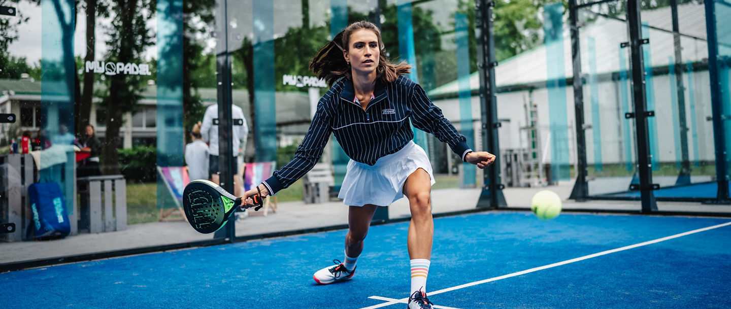 Padelspielerin vor dem Schlag