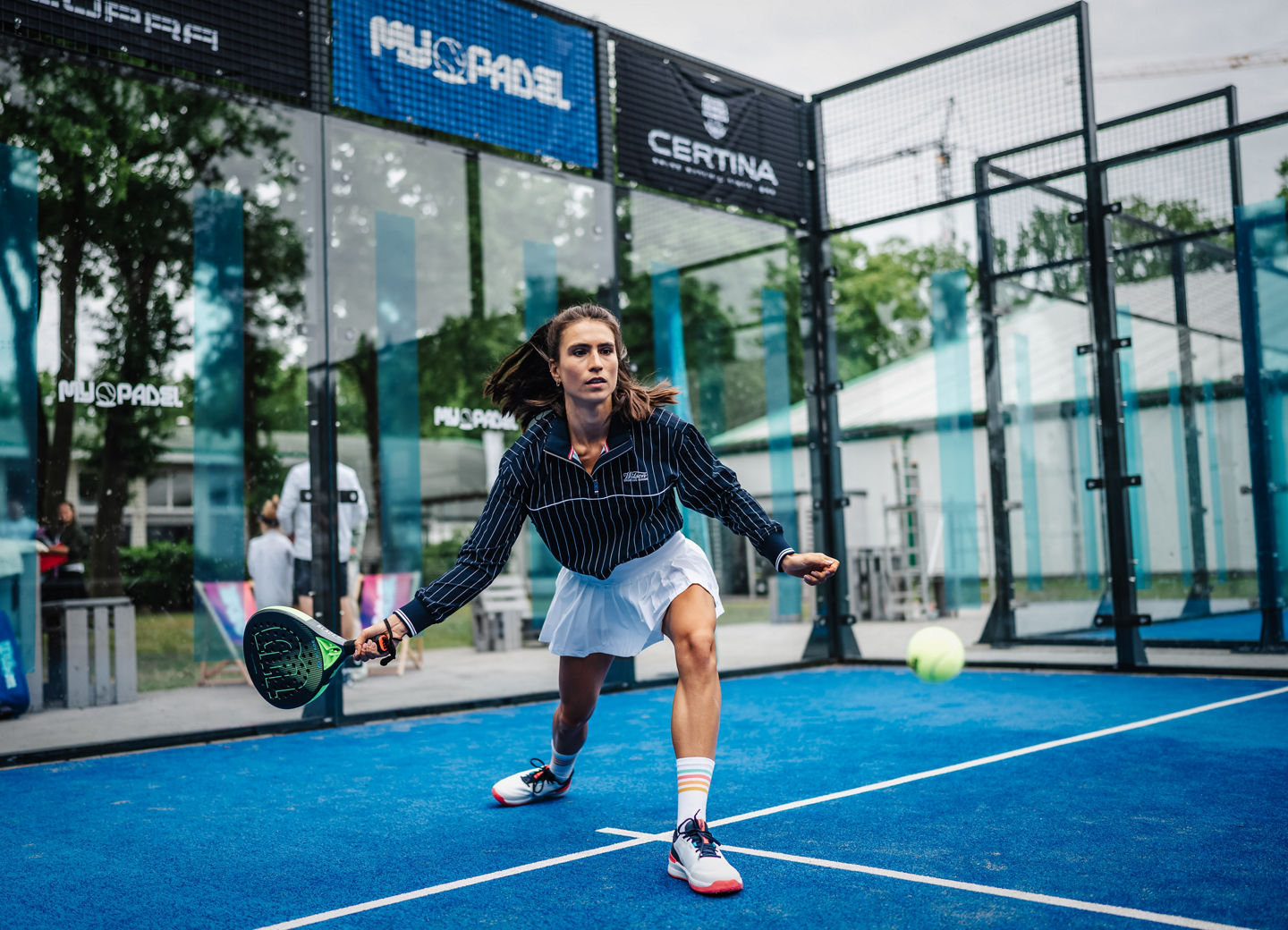 Padelspielerin kurz vor dem Schlag
