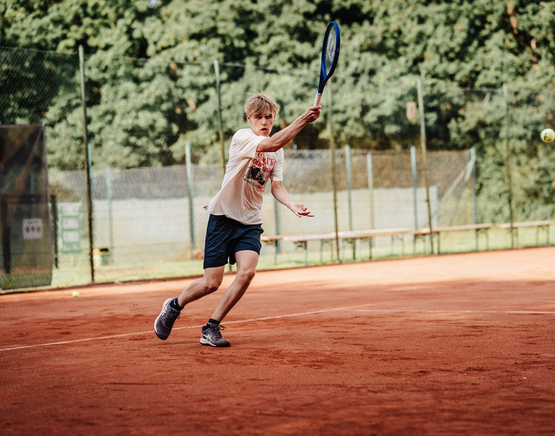 Spieler schlägt den Ball.