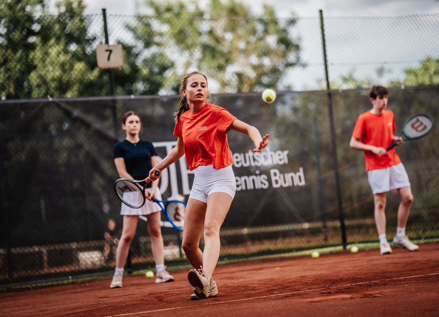 Mädchen schlägt den Ball