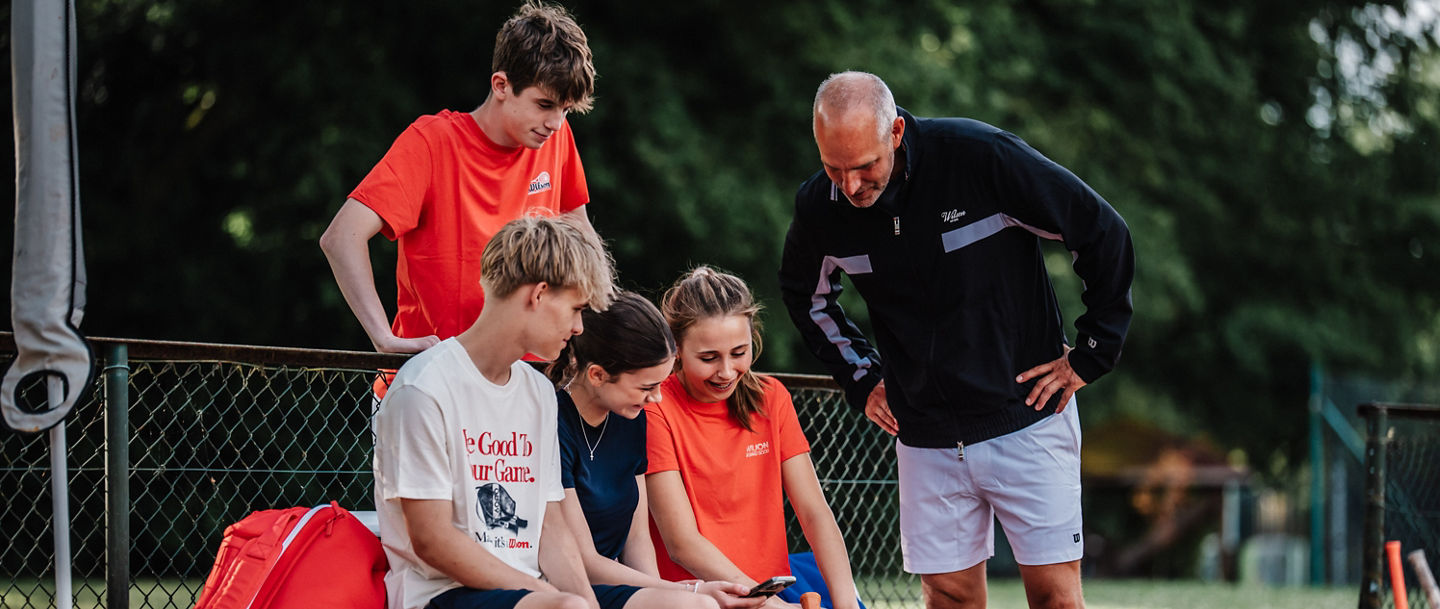 Trainer mit Spieler:innen