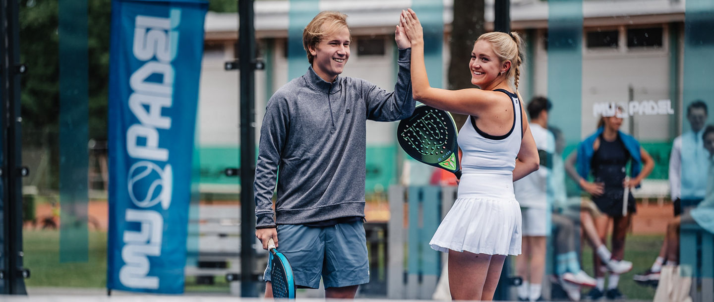 Padelspieler klatschen sich ab