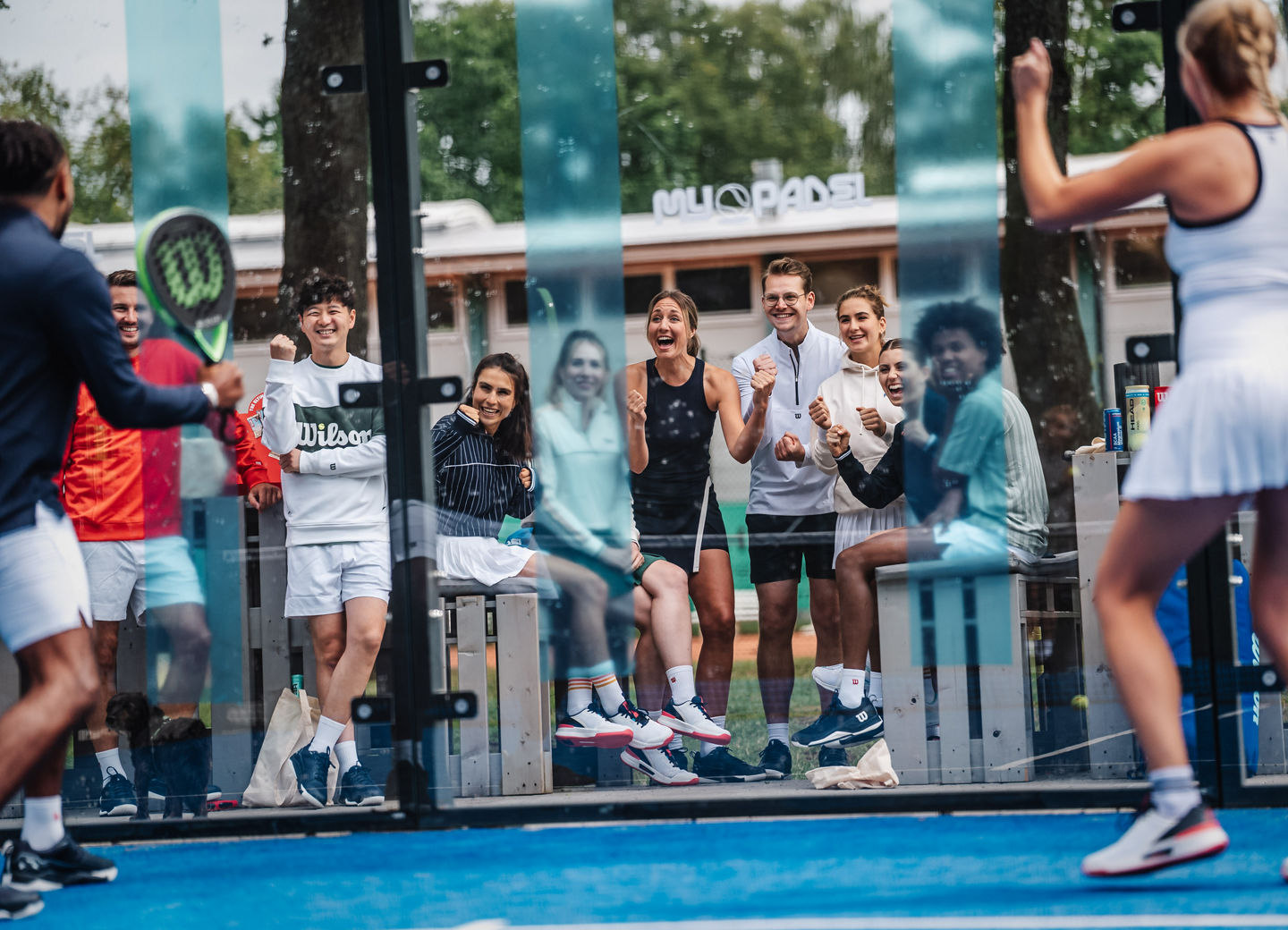 Padelspieler:innen jubeln mit Fans