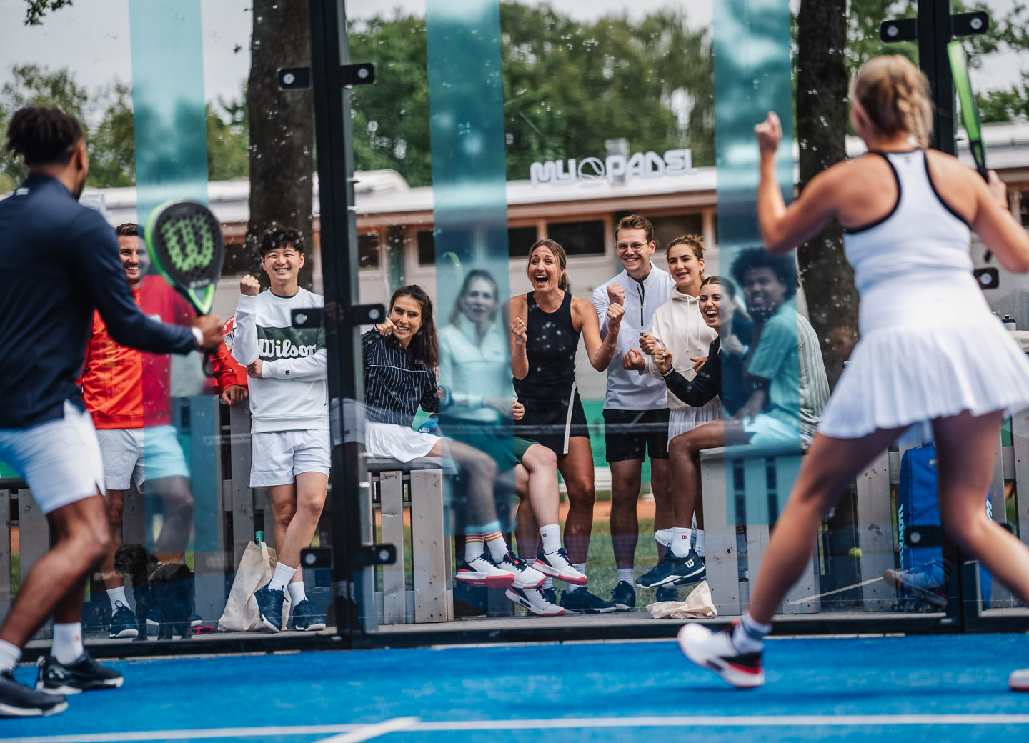 Padelspieler jubeln mit Fans
