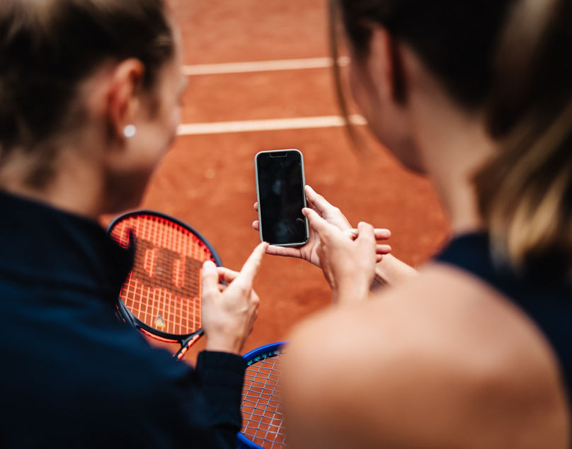 Spielerinnne schauen auf das Handy