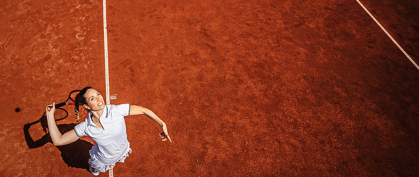 Tennisspieler beim Aufschlag