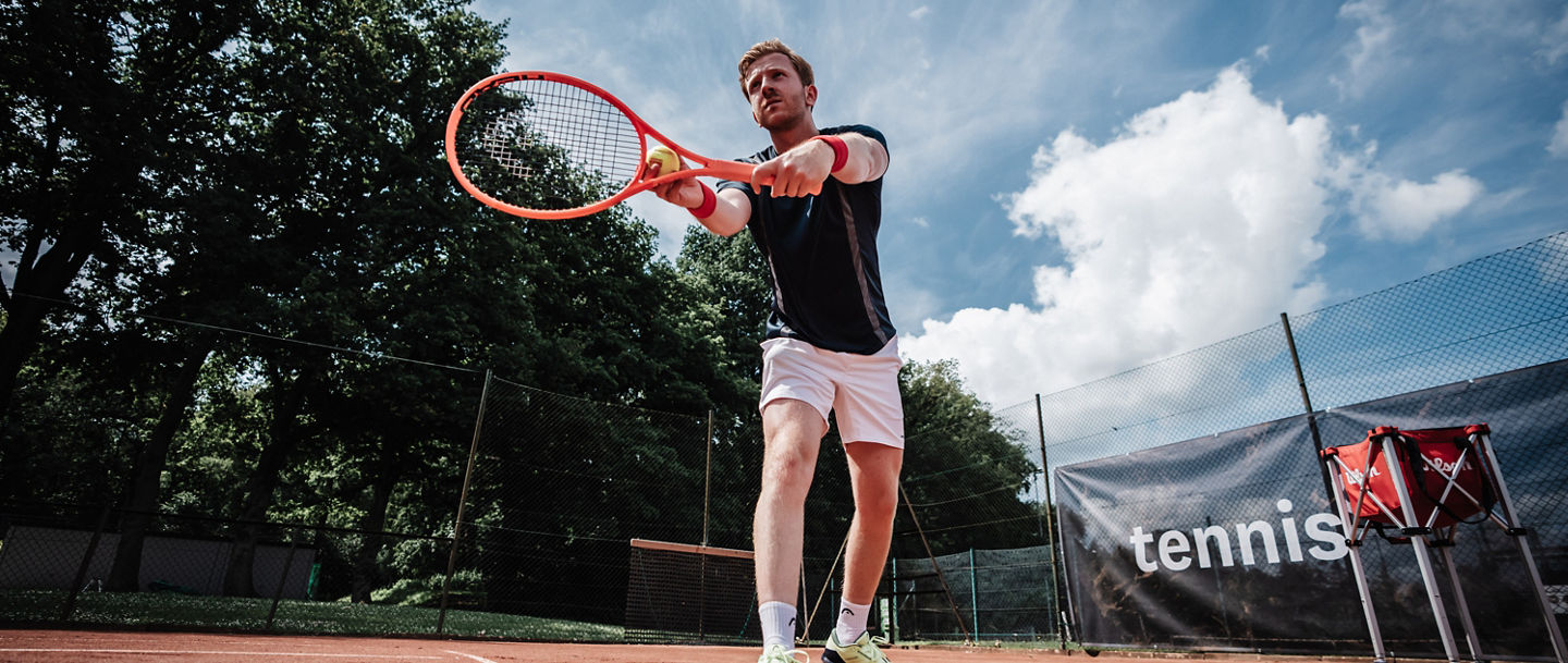 Tennisspieler beim Aufschlag