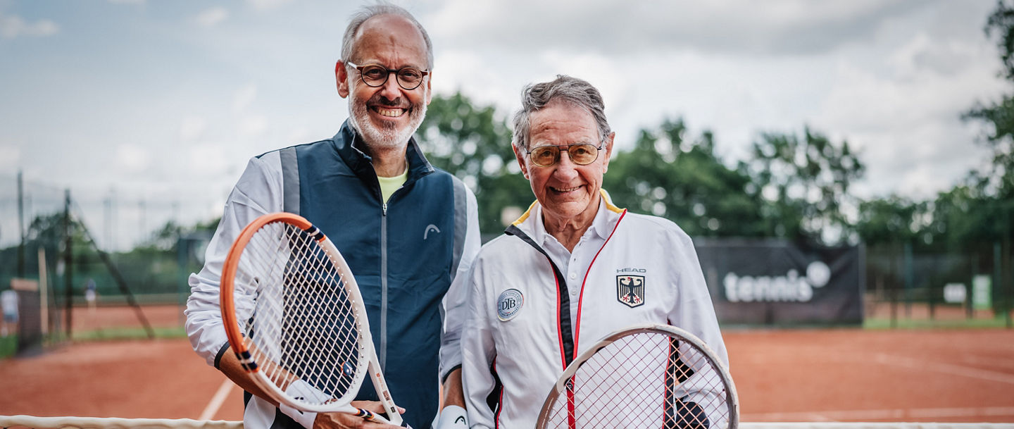 Zwei ältere Tennisspieler
