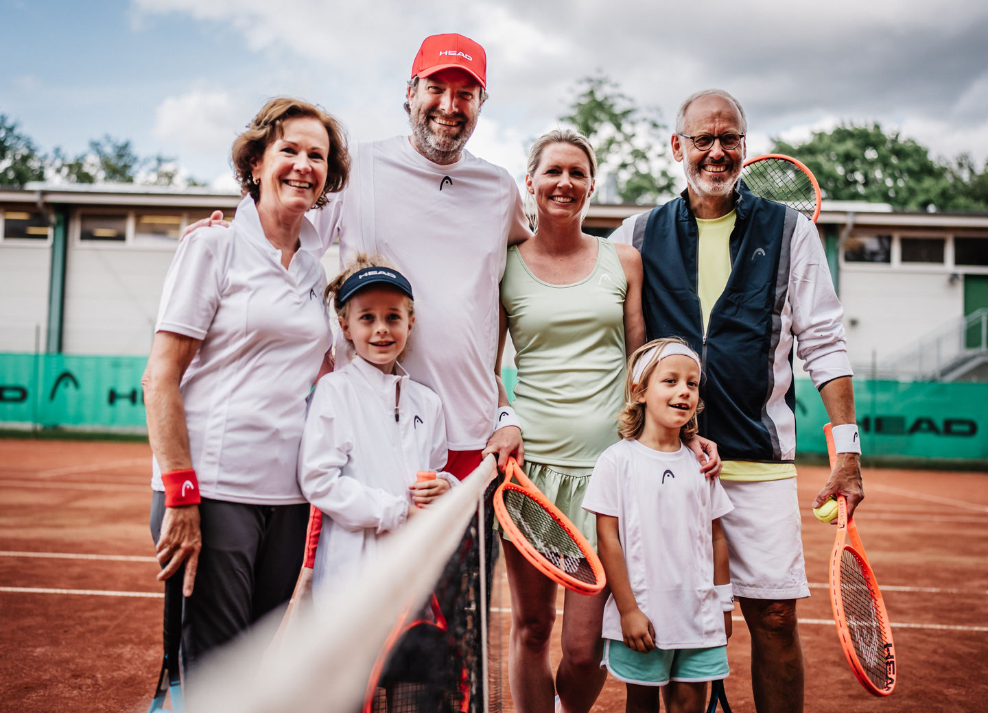 Tennisfamilie am Netz