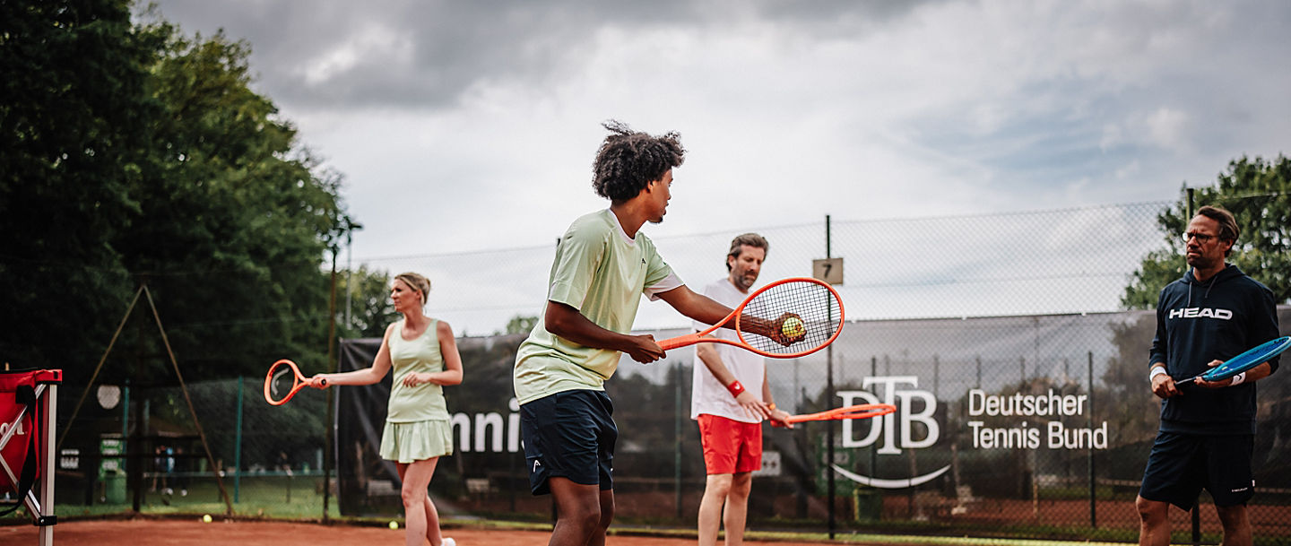 Trainer mit Spieler:innnen