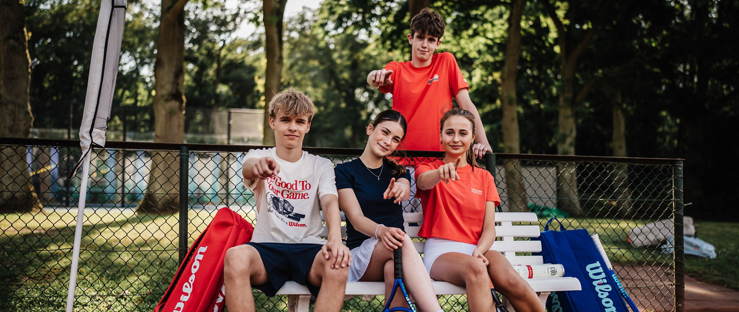 Schulkinder beim Tennis