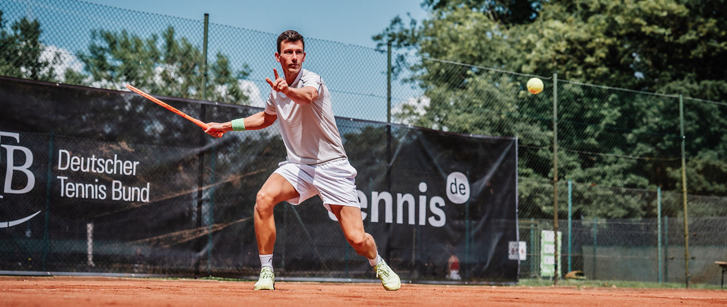 Mann auf dem Tennisplatz