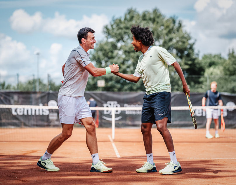 zwei Tennisspieler stehen sich gegenüber