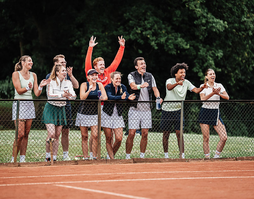 zwei Tennisspieler stehen sich gegenüber