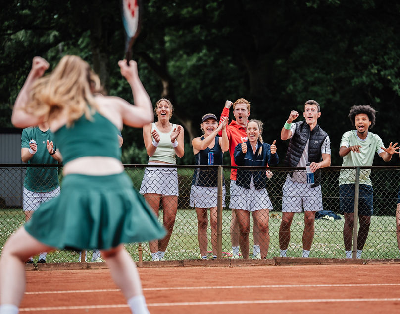 Gruppe hinter Tennisspielerin