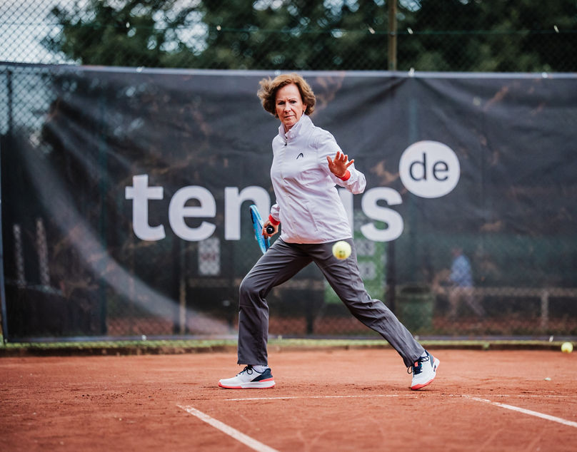 Seniorin beim Tennisspielen