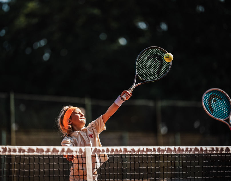 Kind spielt Volley am Netz