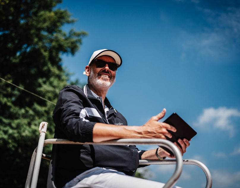 Schiedsrichter mit Tablet