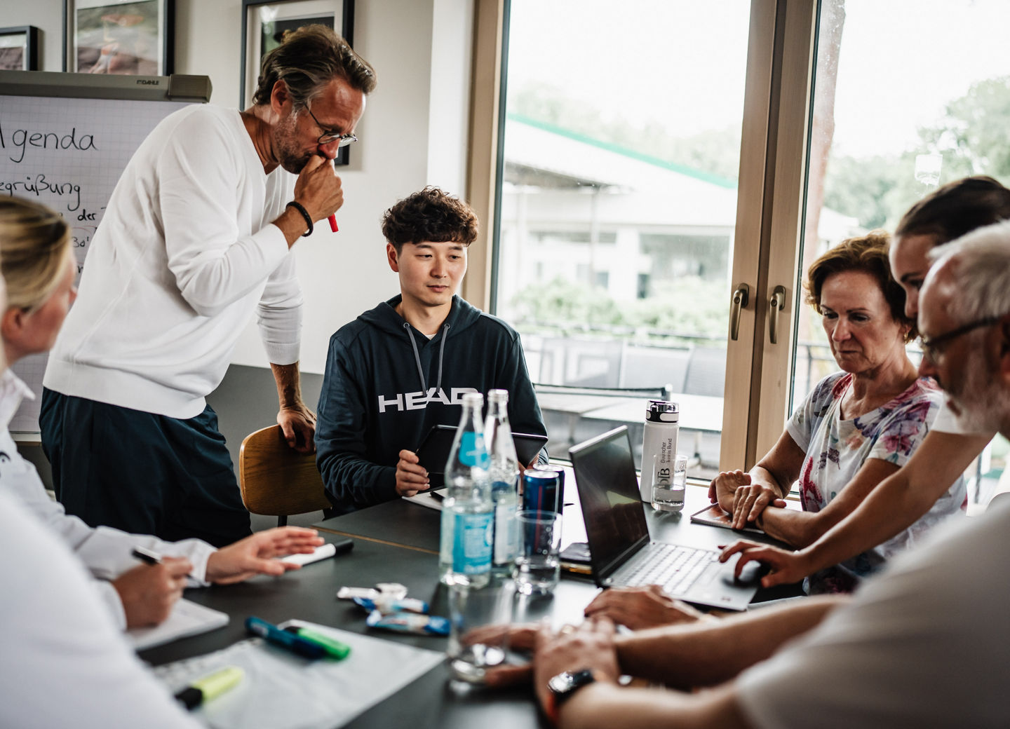 Team arbeitet zusammen an einem Tisch